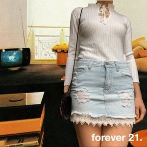 SOLD🖤FOREVER 21 〰️ WHITE LETTUCE CUT KNIT TOP